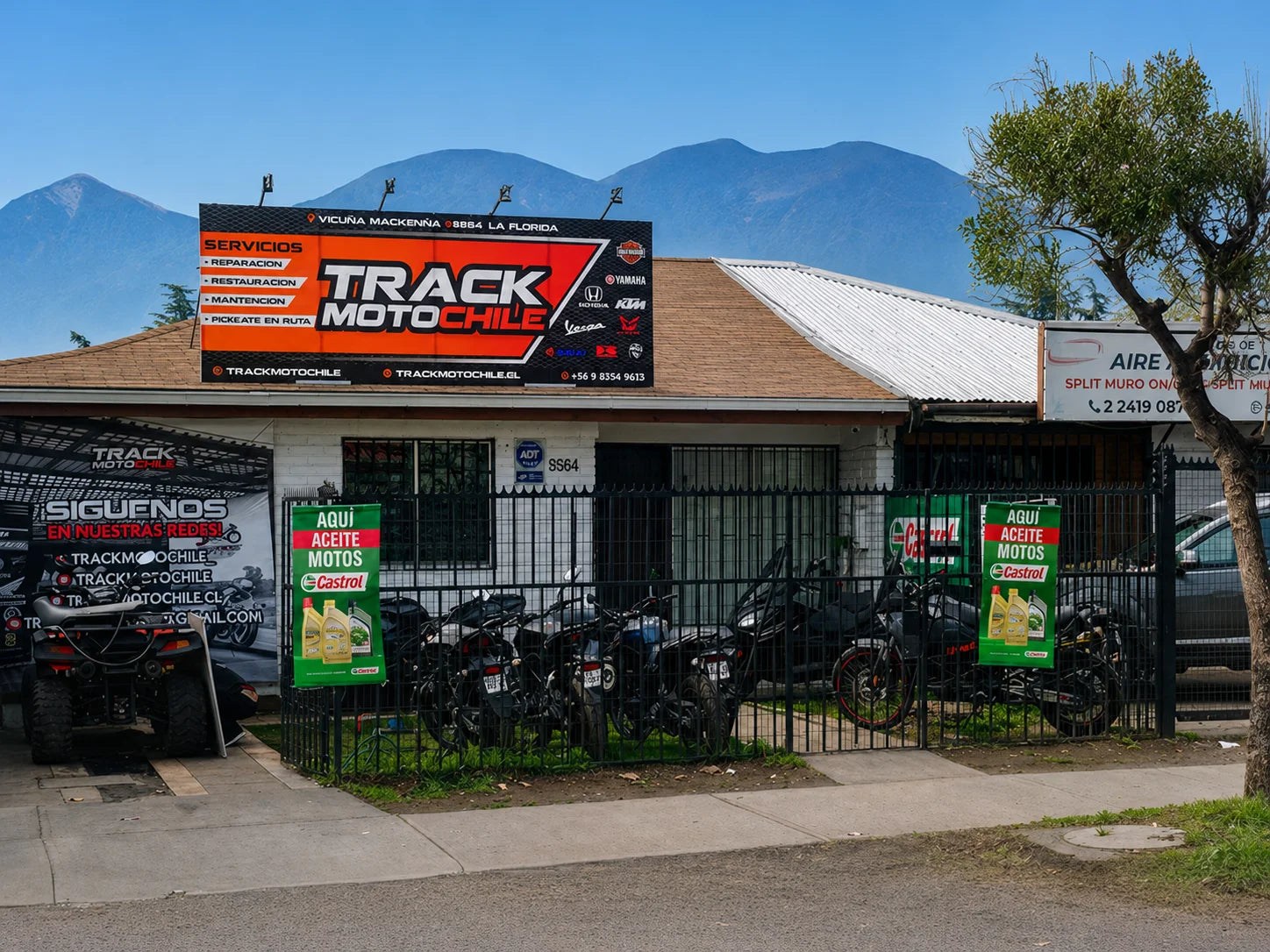 Mecánico trabajando en una moto dentro del taller de Track Moto en La Florida