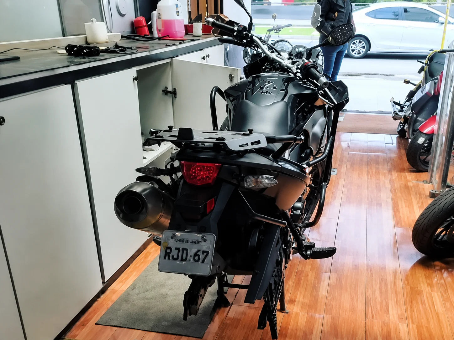 La grúa con una moto cargada